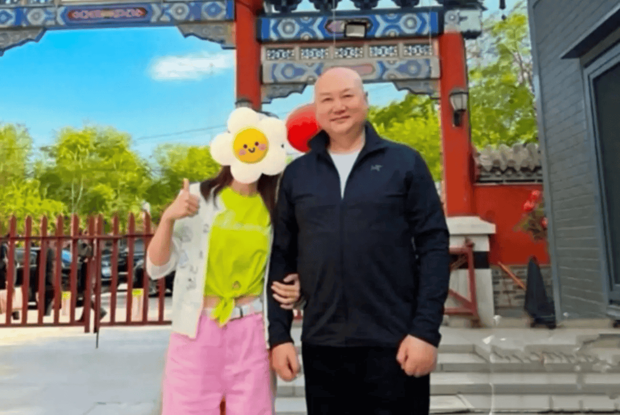 “唐僧”迟重瑞大方与路人合影 笑容温和极具亲和力