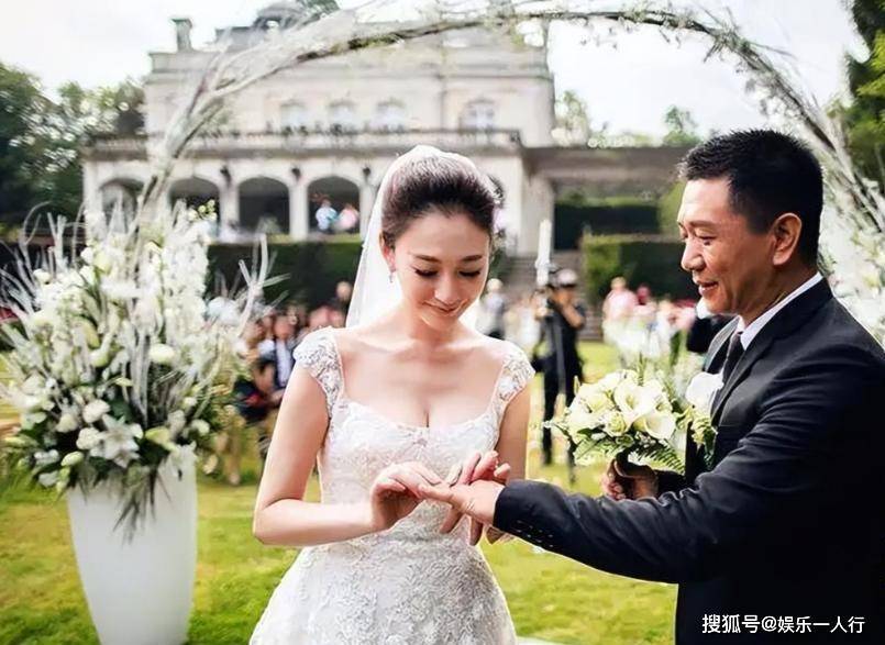 原创            50岁李小冉现状曝光，放低身段打工还债，豪门梦破碎！如今丈夫成被执行人？