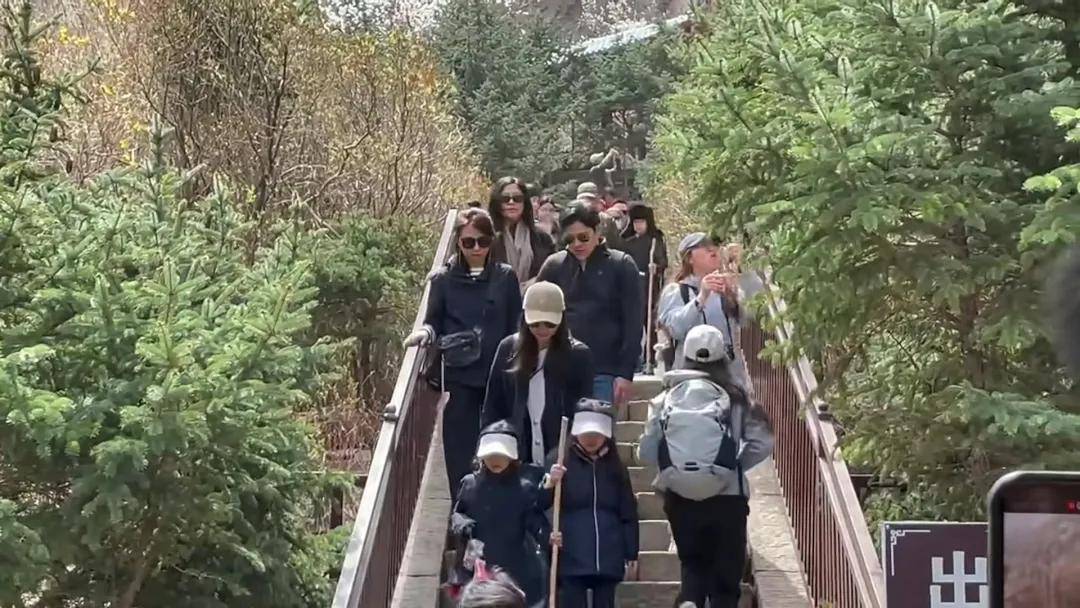 郭晶晶與霍啟剛及兩名囡囡到山西旅遊。(小紅書)