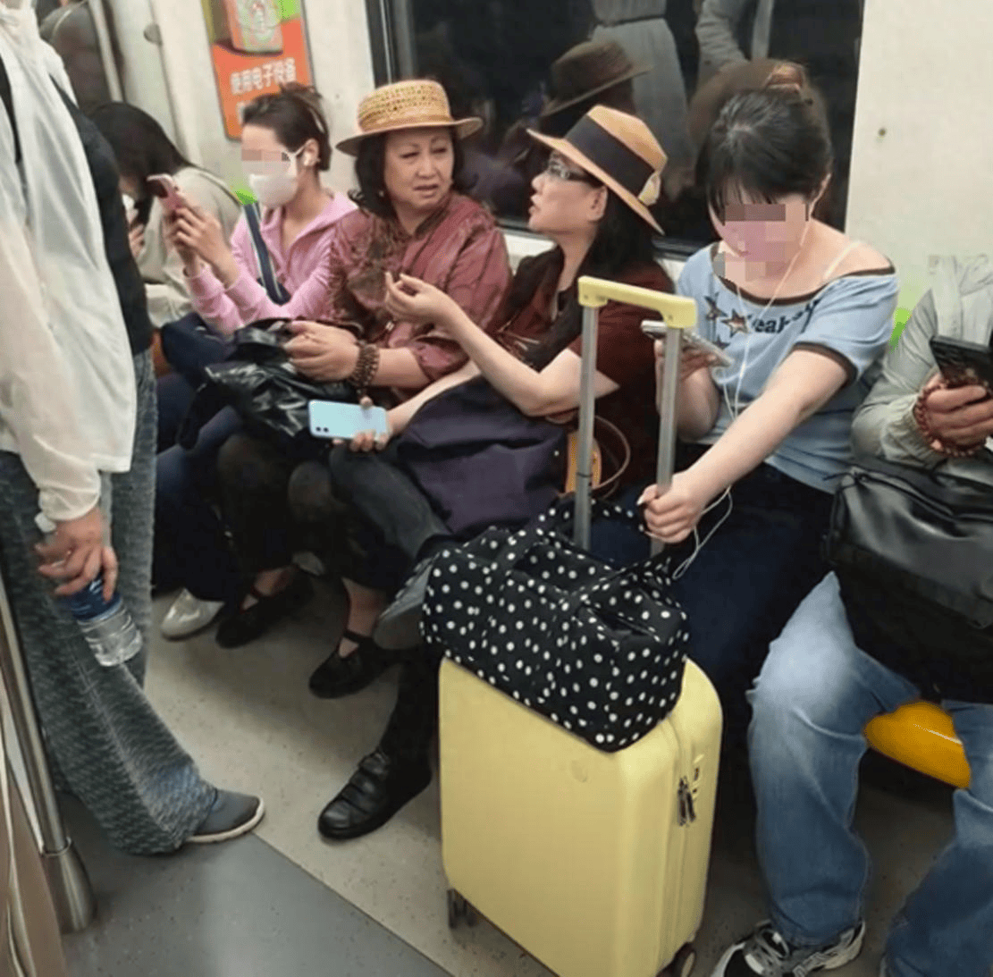 原创            70岁徐松子坐地铁被偶遇，离婚13年没再婚也没孩子，状态很不错