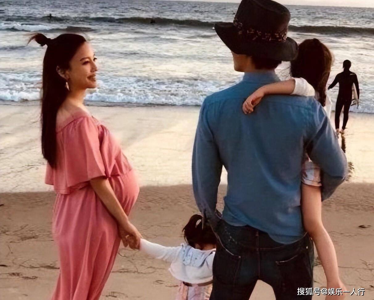 原创            王力宏万万没想到，前妻李靓蕾独自带三娃，被指面容憔悴身形单薄