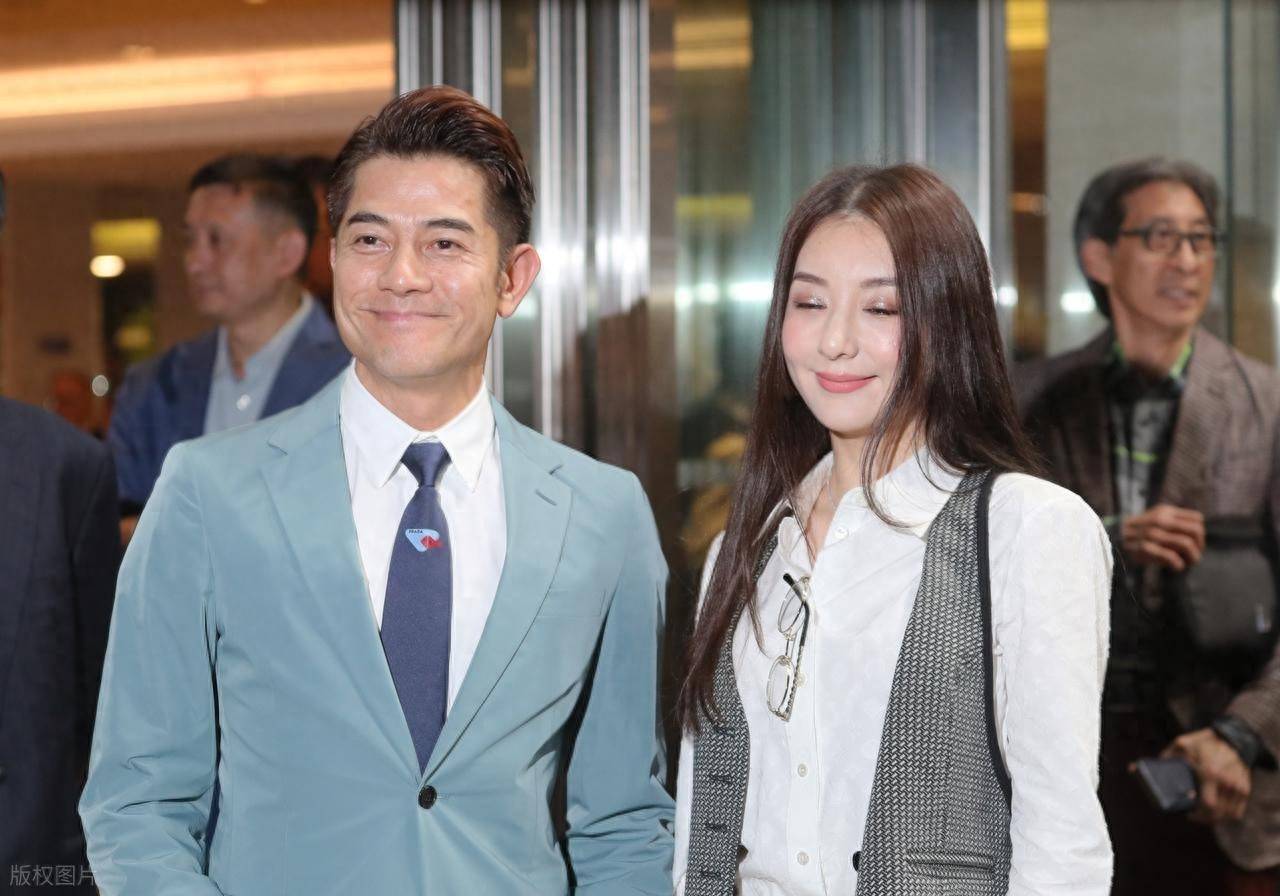 原创            外公去世不到10天，方媛又当众落泪，结婚9年真实处境藏不住了