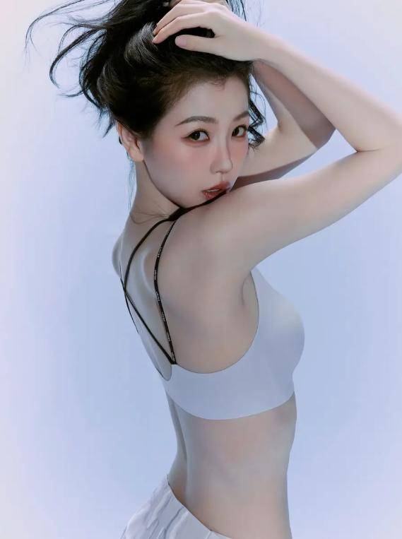 虞书欣穿内衣拍广告,有人骂擦边有人夸高级,你站哪边?