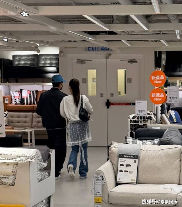 原创            郭富城带方媛看家具，夫妻打扮素雅，牵手同行相当甜蜜
