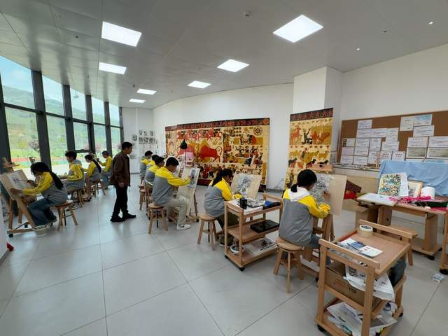 镇海援建的智慧美术教室里，藏着金阳学子的艺术世界