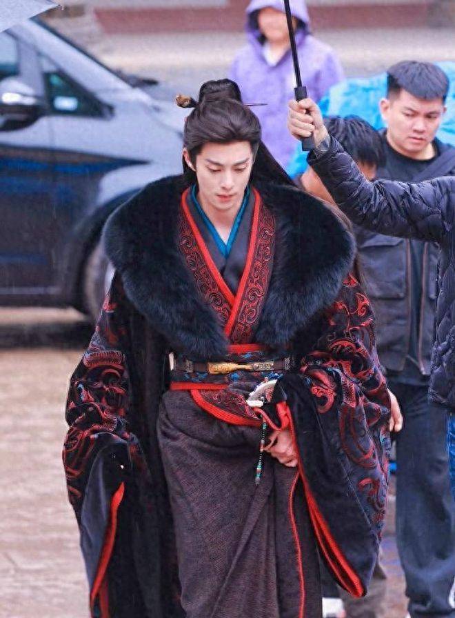 原创            王鹤棣沈月风波升级，男方路人缘崩盘 作品遭抵制 经纪人疑发文内