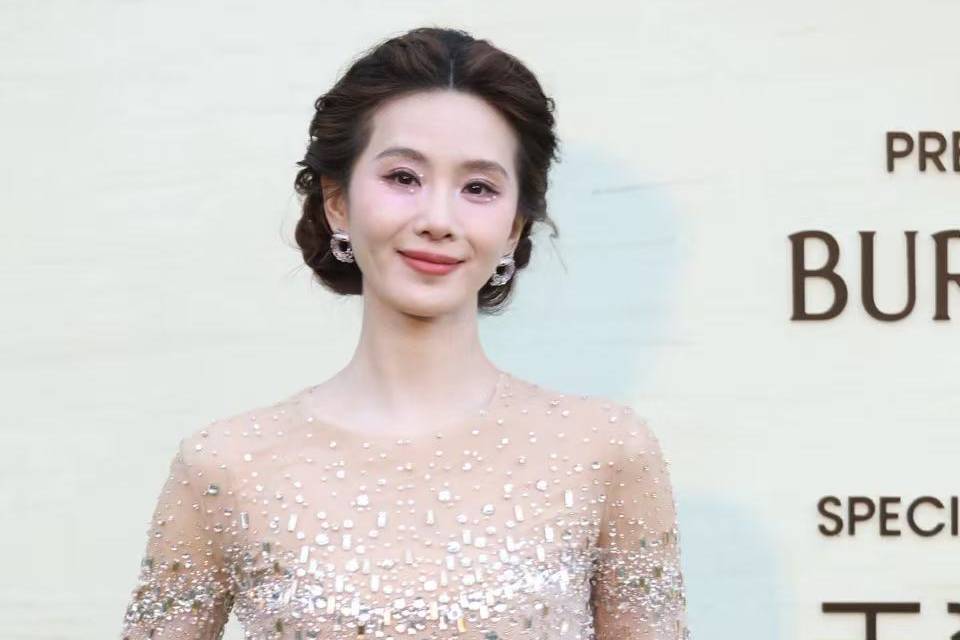VOGUE盛典红毯：刘诗诗赵露思美貌惊艳，贺峻霖许凯型男风范尽显