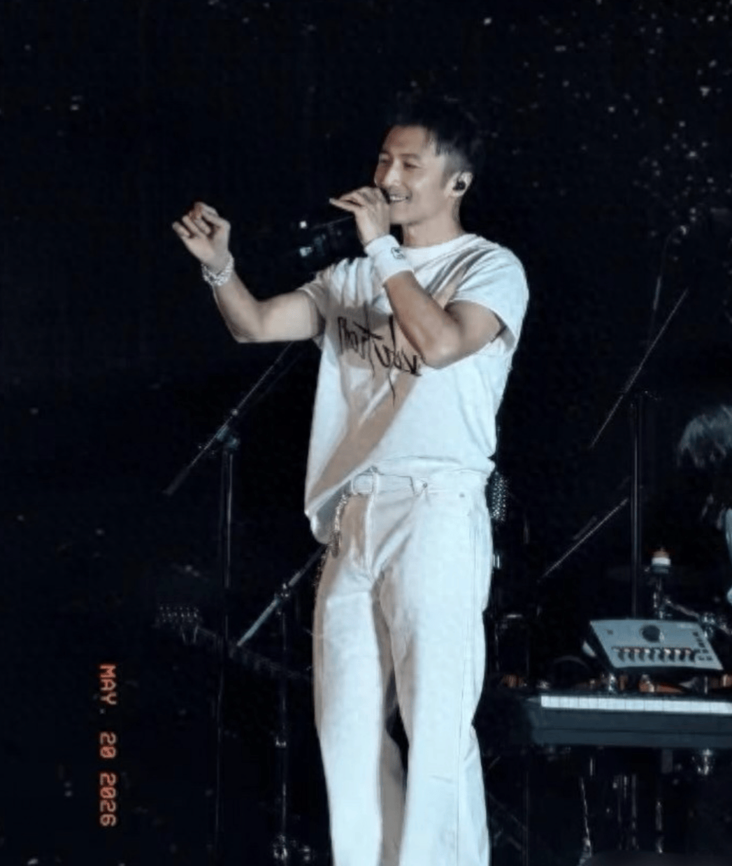 王菲看演唱会，却把俞飞鸿送上了热搜？两个“老阿姨”的状态