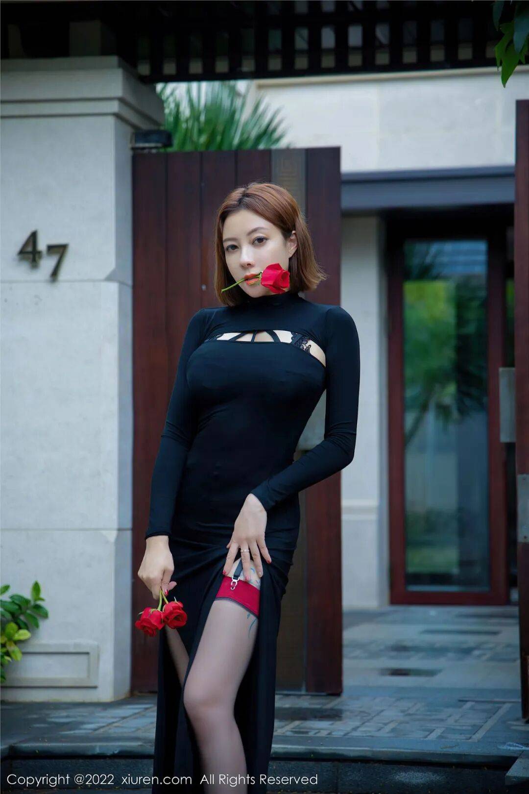 果儿深色长裙写真，蕾丝美腿拿捏纯欲感