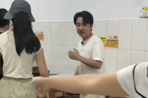 玉州文旅局通报“王祖蓝吃粉被指清场”事件：未清场，沟通不当致误解