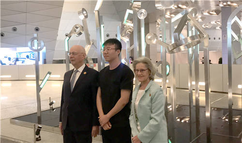瑞士世界经济论坛总部门前的雕塑《初心》，是大连艺术家的作品
