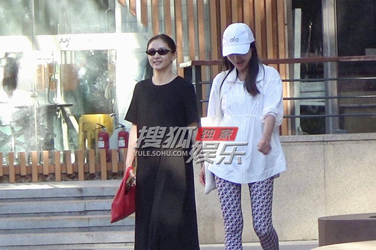 王子文与闺蜜逛街聚餐 轻松惬意笑容不断