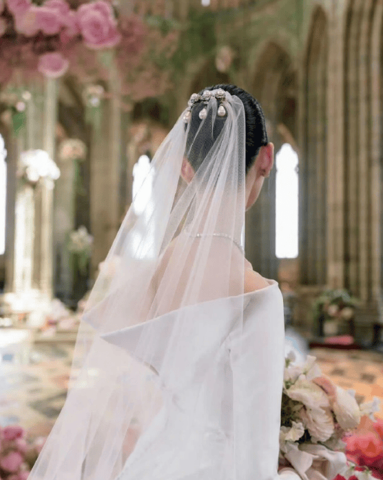 奚梦瑶晒婚礼珠宝背影照，深情告白婆婆：妈妈我爱你！