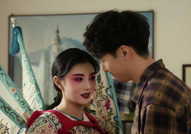 女演员千万别整容，26 岁刘浩存33岁杨紫对比，就明白张艺谋没说