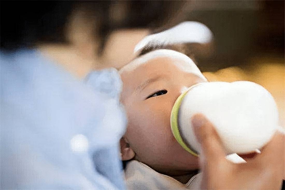 几个月开始给宝宝添加辅食？宝宝有几个表现就可以尝试了