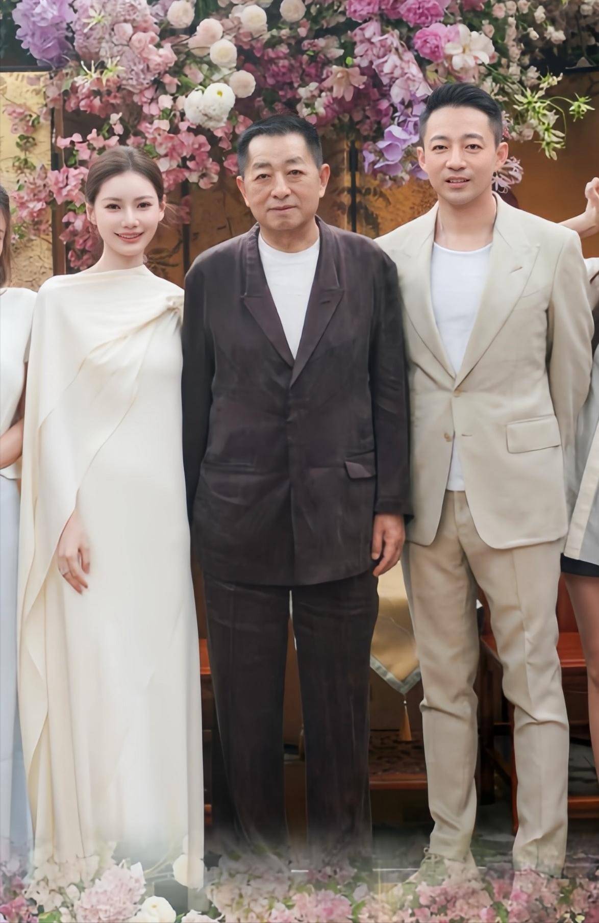 汪小菲穿着一身白色西装父子俩气态很相似气抽儒雅