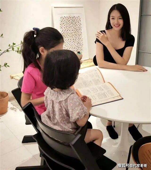 42岁张梓琳近况曝光!嫁给聂磊生下2个女儿,如今婚姻幸福被宠成公主