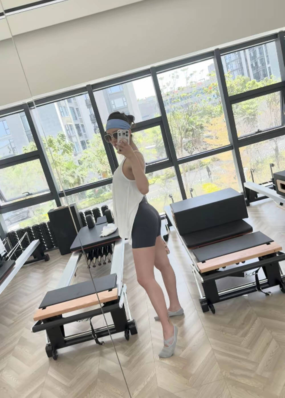 杨采钰当妈后首次杀青晒美照,四肢纤细小腿有纹身,无名指婚戒抢镜。