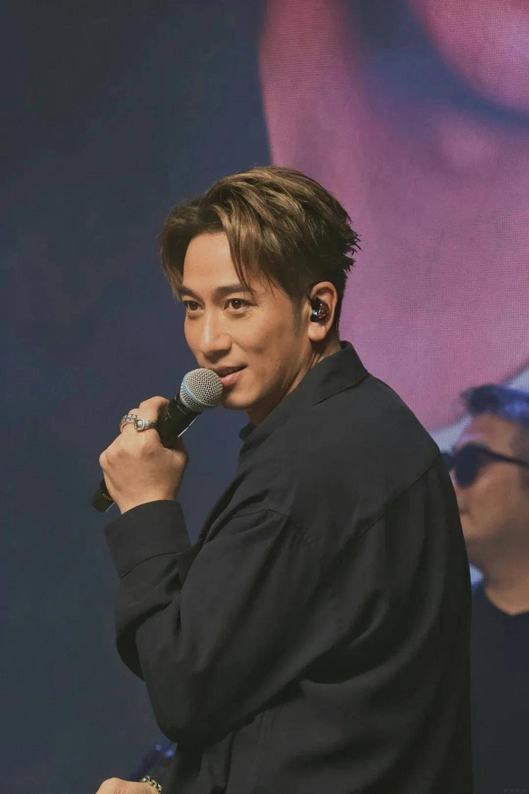 吳卓羲開騷撞樣Tyson Yoshi,唱《別怪她》走音獲護航：靚仔大晒_搜狐网