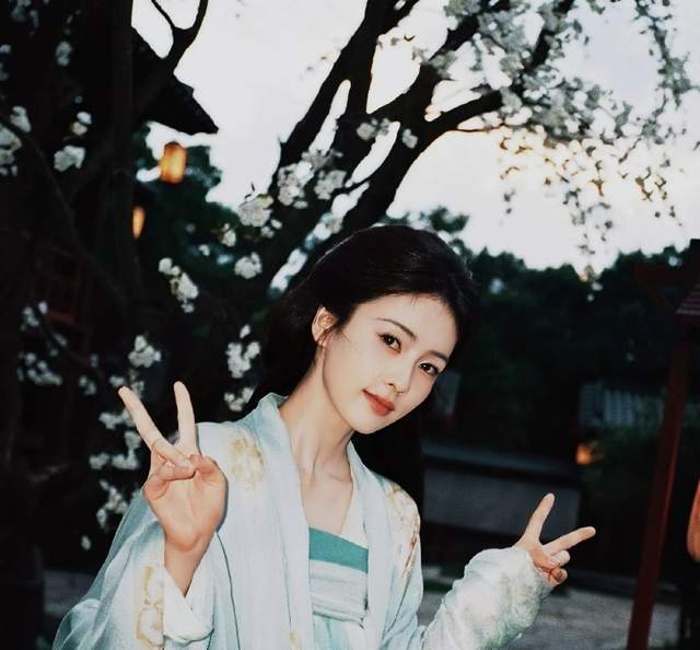 白鹿追剧比观众还紧张？焦急问朋友新剧莫离口碑，越是顶流越谦虚封面图