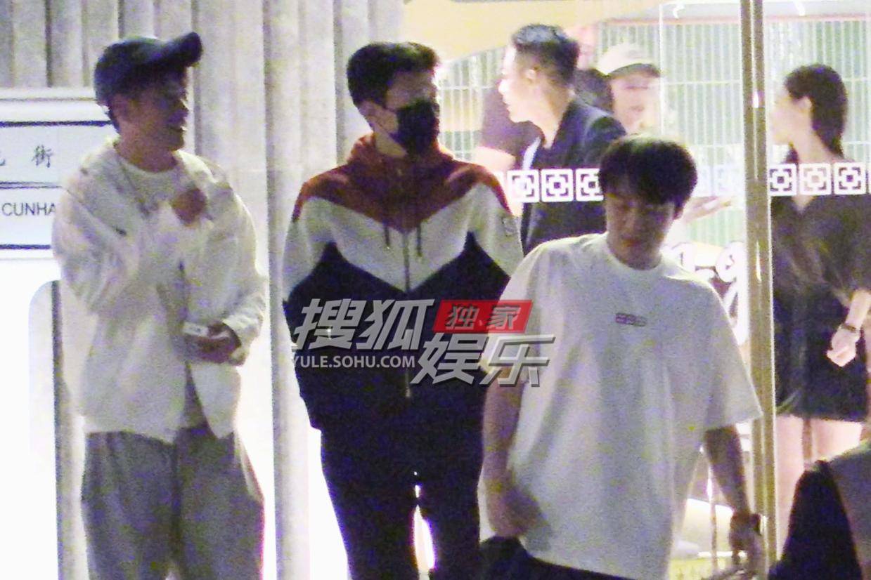 张一山与好友火锅聚餐 饭后畅谈尽显真挚友情