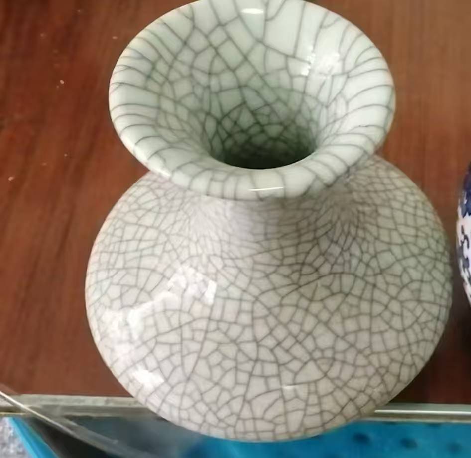 哥釉冰裂纹荸荠瓶：传统瓷器艺术的经典再现