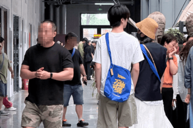 张亮一家逛集市,19岁天天192大高个就是太瘦了,腿比妈妈的还细