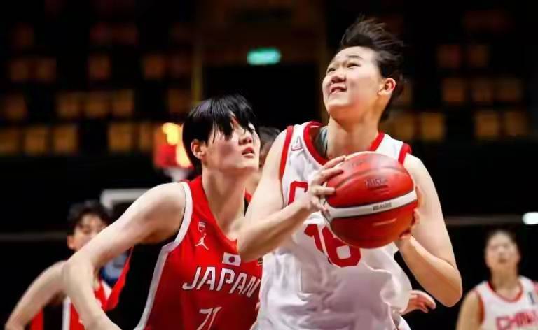 中国女篮一喜一忧！喜提两连胜，小李梦低迷，状态起伏不定成隐患