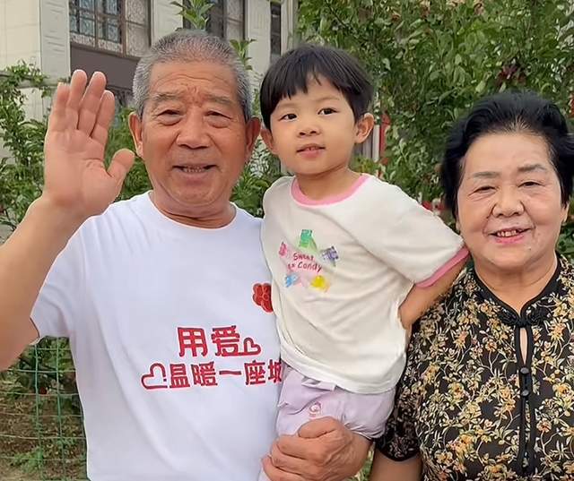 原创            75岁黄维平父亲节潸然泪下！曝儿子酒精中毒去世，大女儿忙前忙后