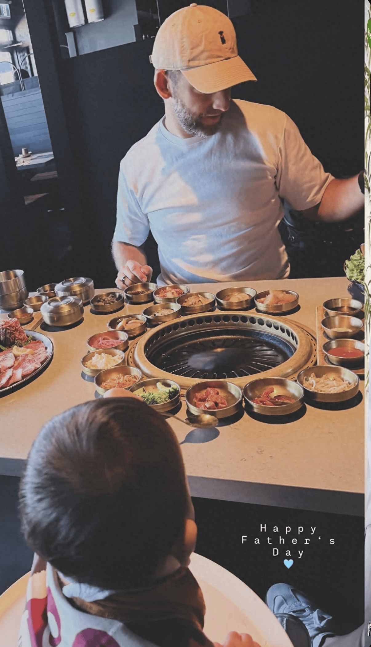 原创            36岁谢婷婷男友近况曝光！小7岁胡子花白，如今带娃吃饭被拍全家福