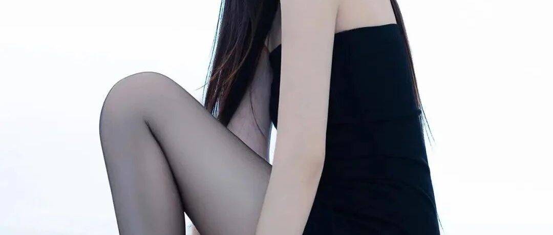 黑丝勾勒长腿曲线，这组写真氛围感直接封神
