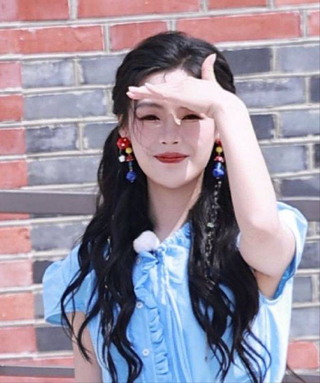原创            陈丽君跑男被问吻戏直接慌了，劈叉叼盒子太牛了
