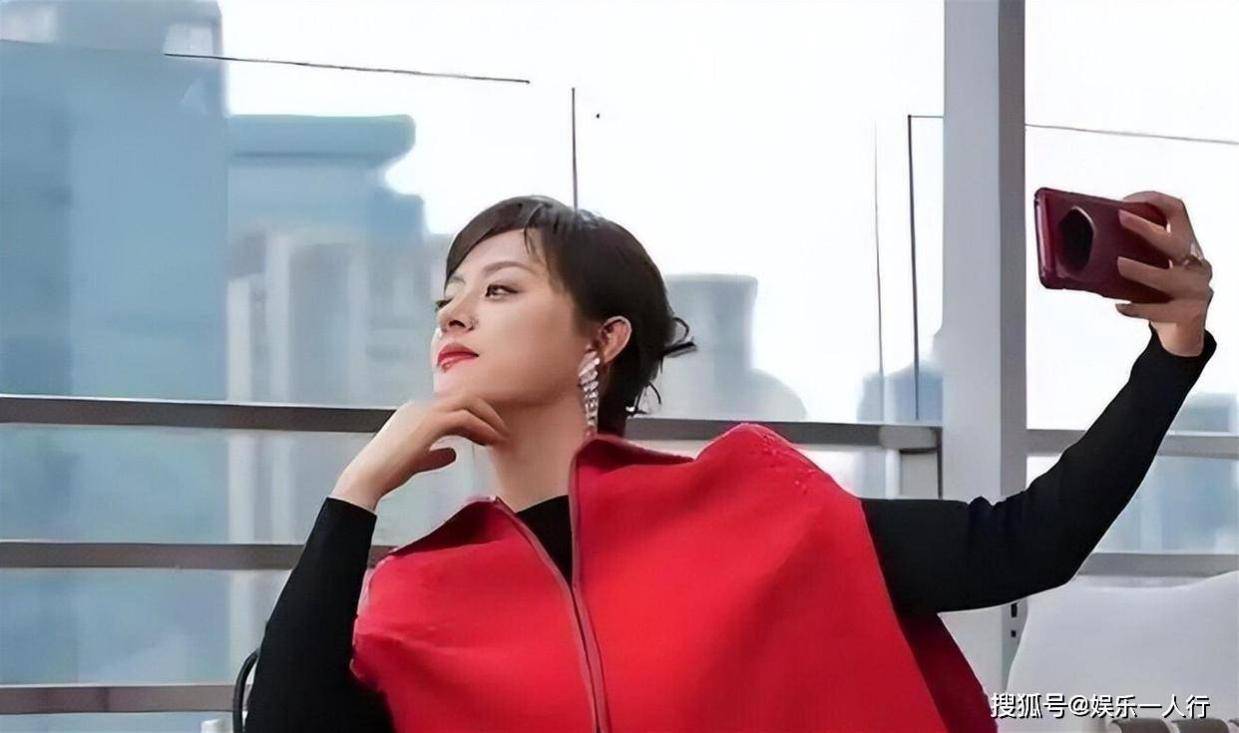 白玉兰晚宴无排位合影刷屏：杨紫主动让C，杨幂先扶孙俪再揽腰理裙摆，吴越站C的松弛感赢麻了封面图