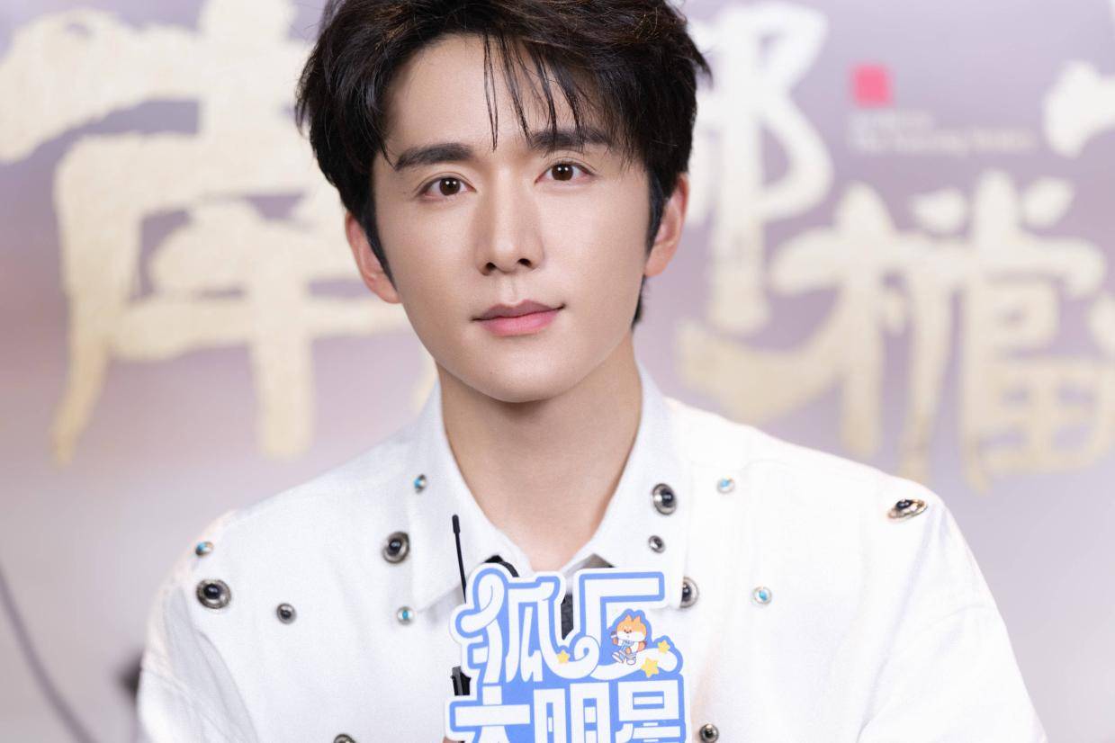 狐厂大明星｜张新成说新剧打戏有张力 幽默回应八块腹肌封面图