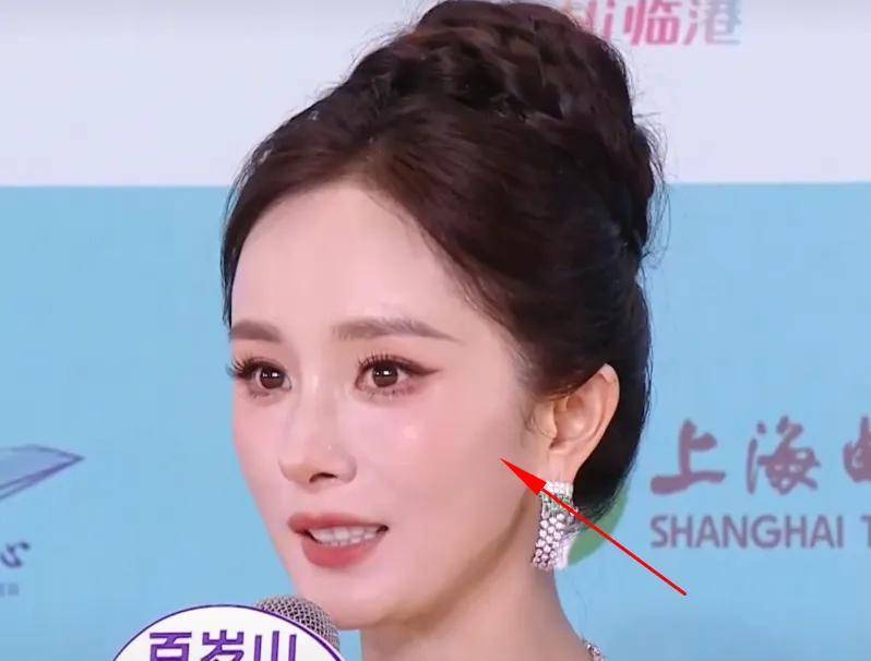 白玉兰奖红毯生图来了！杨幂脸上凸起一条线，杨紫用力过猛妆太浓封面图