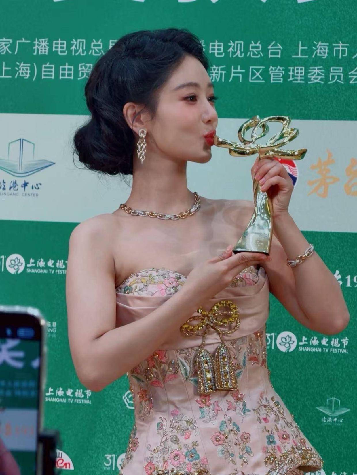 白玉兰新晋视后杨紫亲吻奖杯 感慨自己其实不是幸运的人封面图