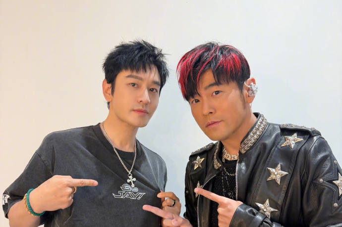 黄晓明晒和周杰伦的合照：这么多年了，周董还是那个周董