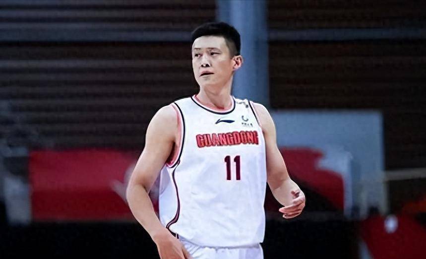 他曾是中国男篮队长，身家过亿落户广州，迎娶1.88米爱妻，育有一儿一女