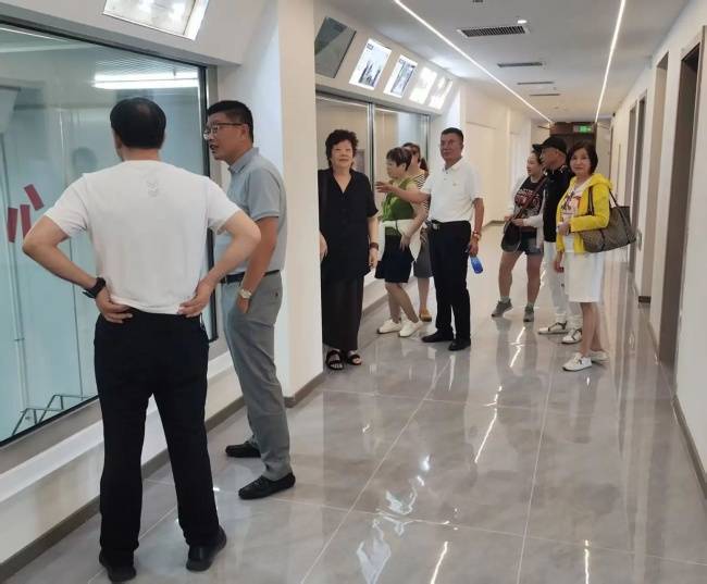 沪宁携手深化产业对接 上海考察团莅临盐池鑫海集团考察调研并达成合作共识(图2) 沪宁携手深化产业对接 上海考察团莅临盐池鑫海集团考察调研并达成合作共识(图2)