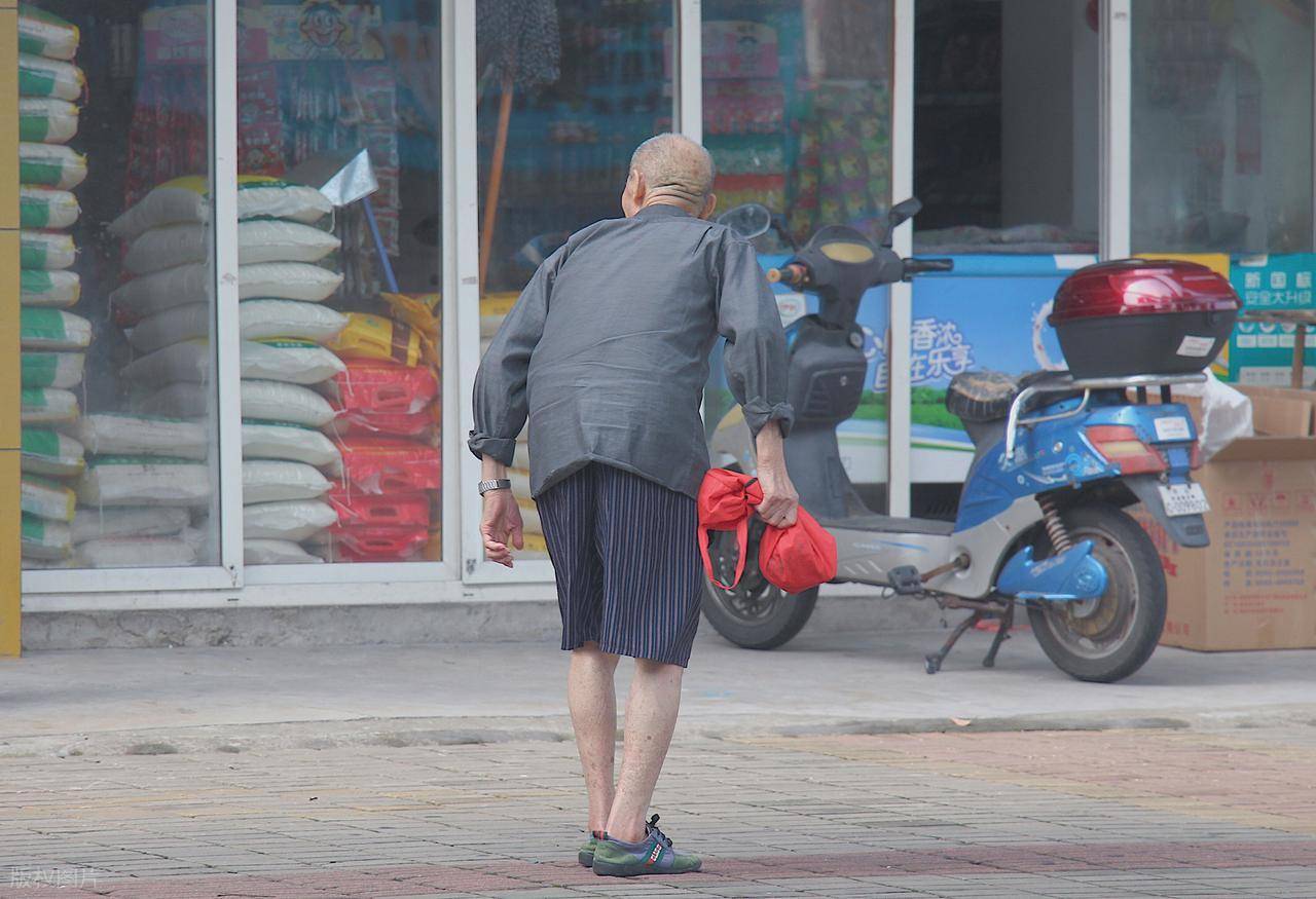 腰疼十年，乡村医生在他屁股上扎了几针，下地走了两圈愣住了