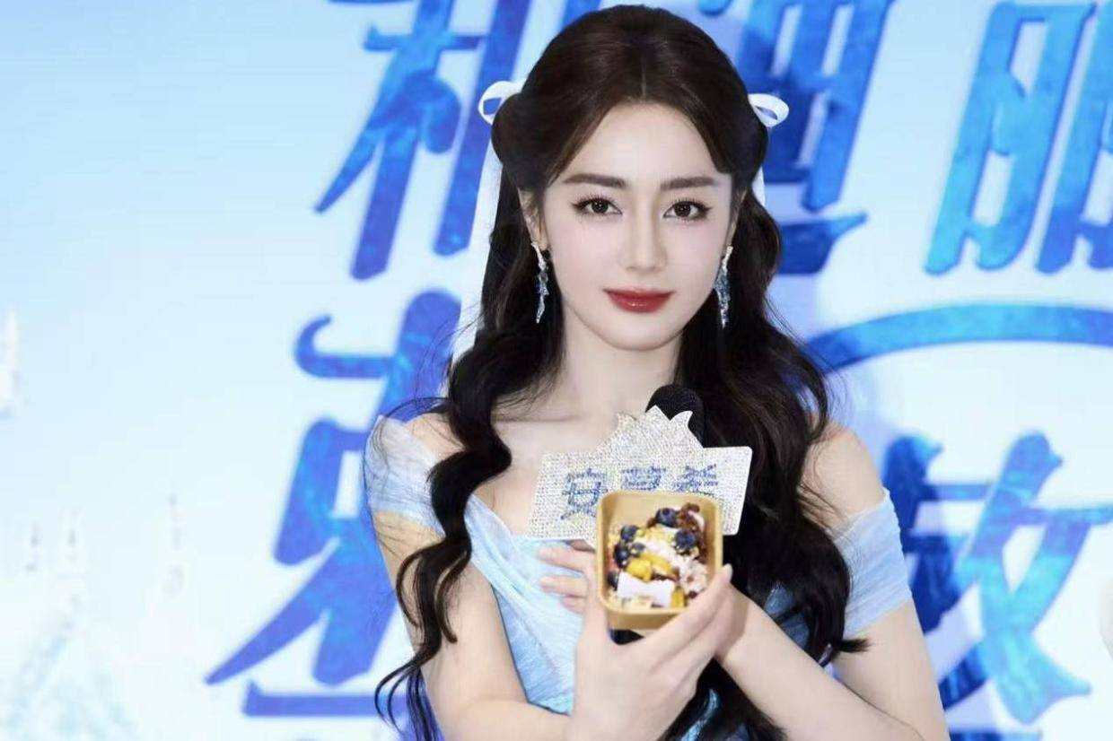 迪丽热巴穿深V礼服不自在，明星造型也身不由己？