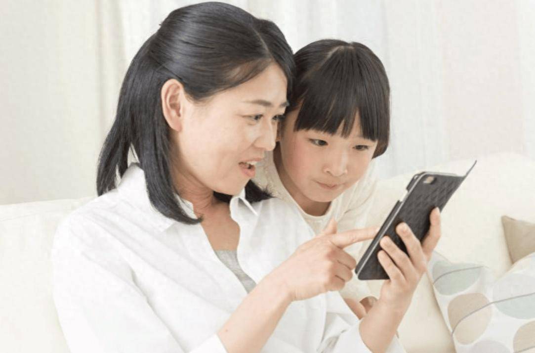 原创            研究：这个年龄前别给娃手机，否则孩子会易胖，长不高、成学渣