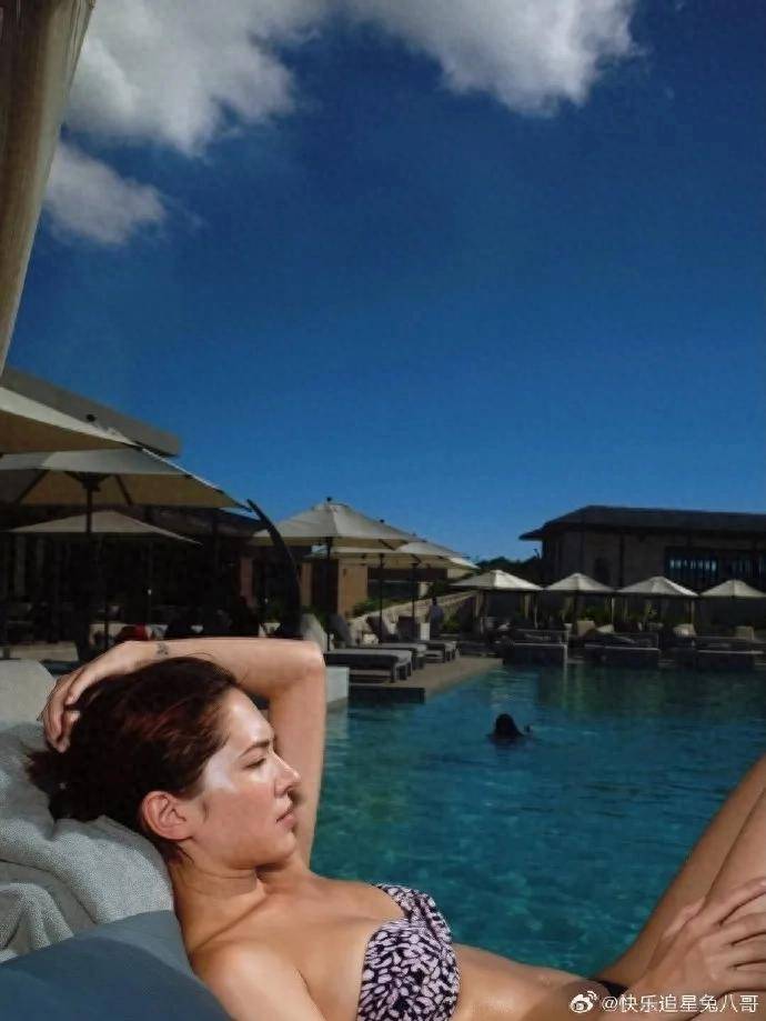 原创            许玮甯海边晒比基尼泳装！火辣身材肌肤紧致性感撩人
