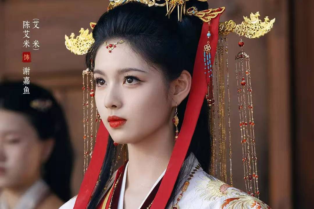 从爆款剧配角到领衔女主，05花艾米《雀骨》首播热度第七封面图