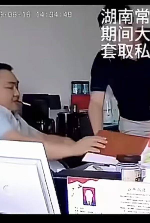 国企董事长办公室收礼，双方都太自然了