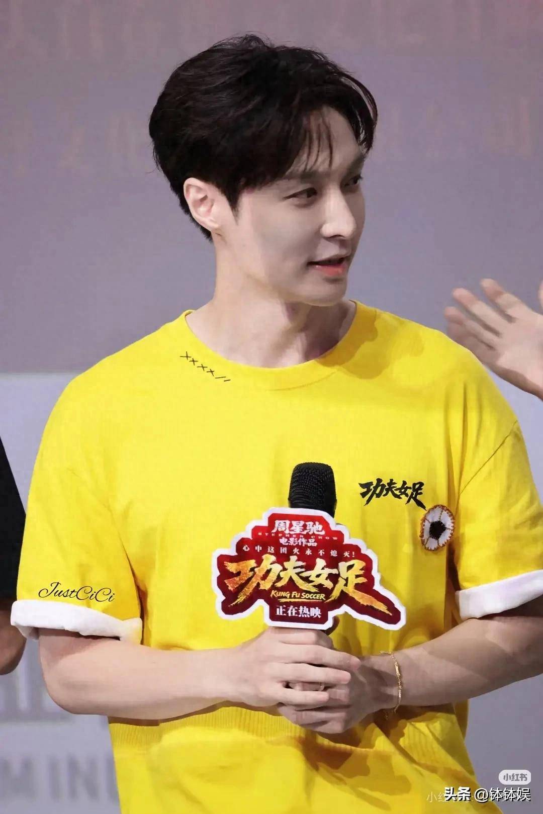 张艺兴与周星驰同框两人路演现场手拉手更多罕见画面曝光