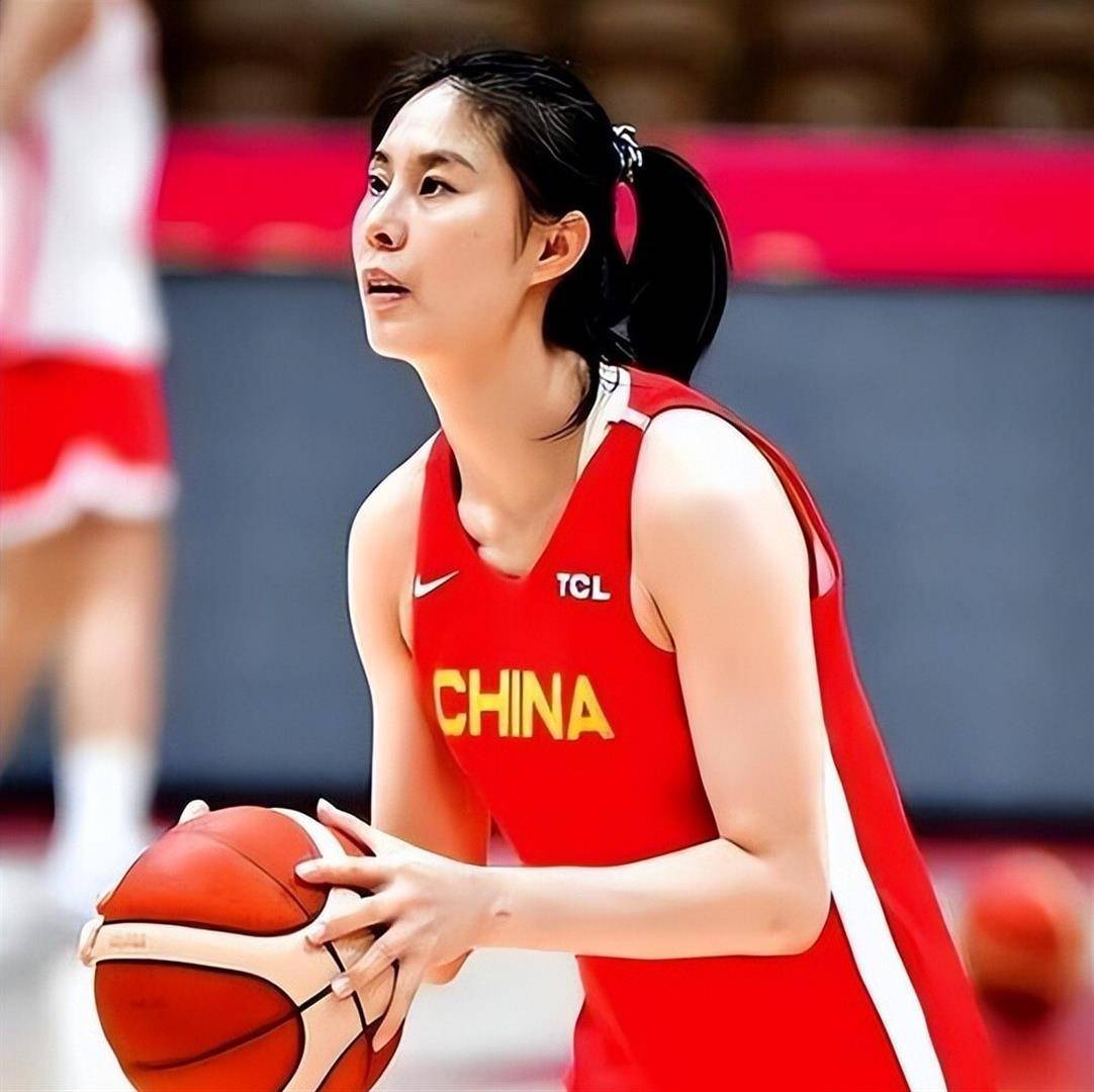 宫鲁鸣动刀了！中国女篮全员大换血13个00后，2米26张子宇冲2026世界杯