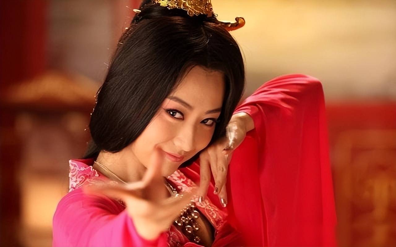 只因长得太美，她先后被6人轮番霸占60年，48岁依然被人争抢宠爱[11P]