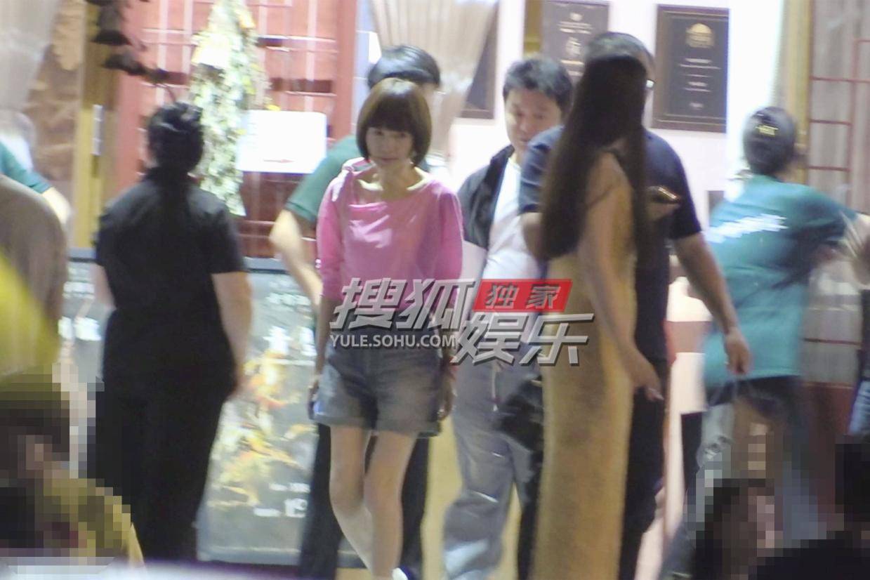 鲁豫与友人聚会状态佳 粉衫牛仔短裤尽显清新活力
