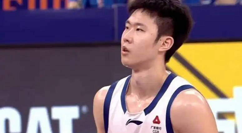 广厦男篮的转型：朱俊龙续约三年，胡金秋的未来成悬念